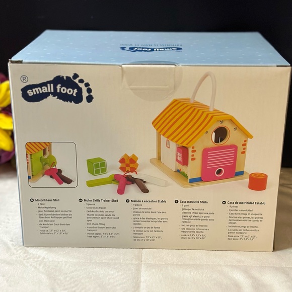 New SMALL FOOT 🦶Wooden Shed With Keys 🔑Fine Motor Skills & Logical Thinking 12M+ - Picture 4 of 7